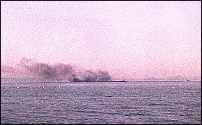2002년 6월 29일 발생한 '서해교전'에서 우리 해군의 공격을 받고 퇴각하는 북한 경비정. 교전 후 북한 경비정이 또 다른 북한 경비정(기습공격을 했던 경비정)을 예인하여 등산곶으로 퇴각하는 장면(자료 사진).